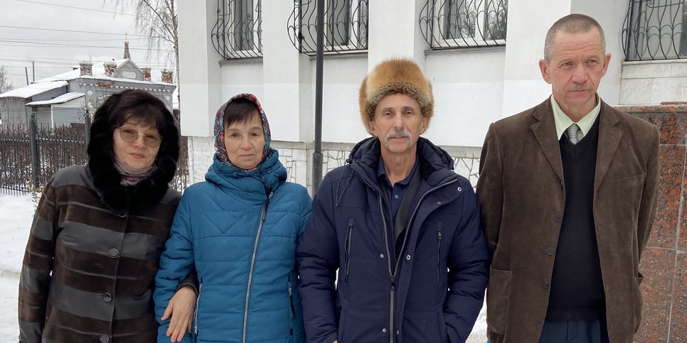 Martynova Nina, Pavlova Zoya, Yermakov Mikhail e Martynov Andrey al palazzo di giustizia. Dicembre 2022