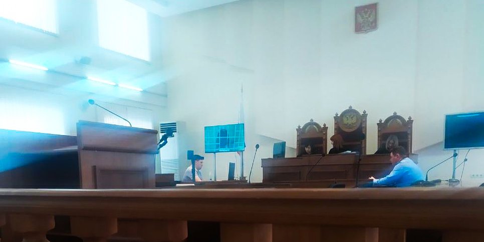 アンドレイ・ダニエルさんが、公判前拘置所からビデオリンクでアルタイ地方裁判所の審理に参加する(2023年1月)