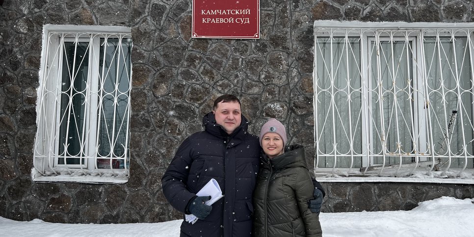 Dmitri Semenov vaimonsa Nadezhdan kanssa oikeustalolla. Helmikuu 2023