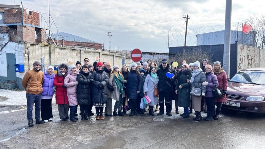 알렉산드르 셰르비나(Aleksandr Shcherbina)가 유형지에서 석방되던 날 친구들과 함께. 2023년 2월 22일
