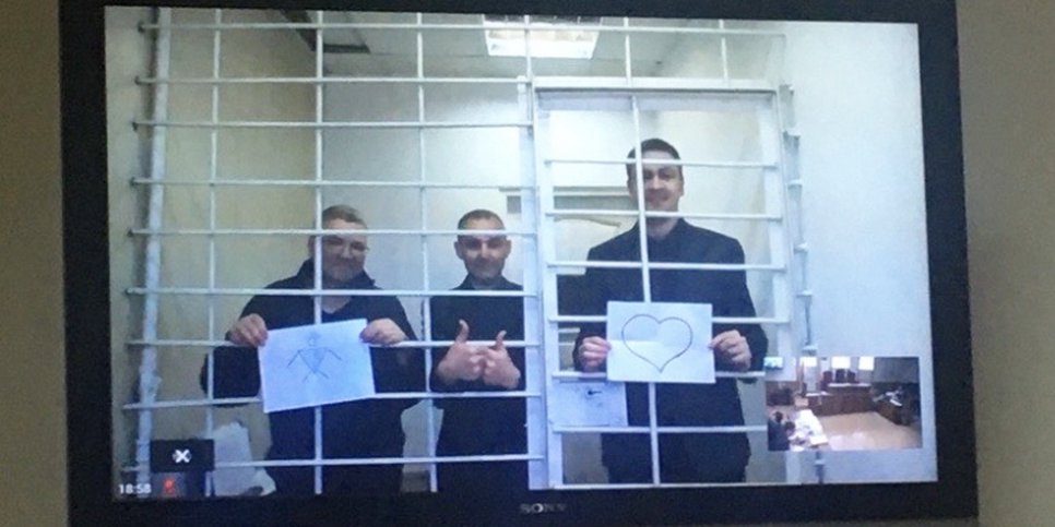 피고인들이 항소심 방청객들에게 재판 전 구치소에서 인사말을 전하고 있다. 2022년 9월 20일