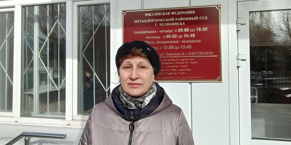 Olga Zhelavskaya após o anúncio do veredicto em frente ao edifício do Tribunal Distrital de Metallurgicheskiy de Chelyabinsk