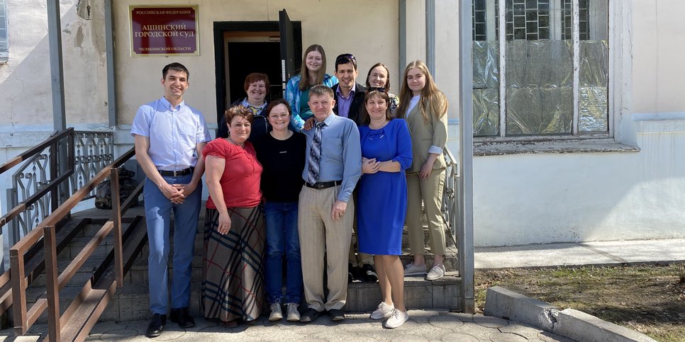 Vadim Fedorov perheensä ja ystäviensä kanssa oikeustalon ulkopuolella Ashassa. Huhtikuu 2023