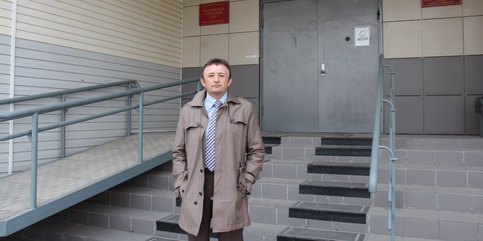 Ivan Shulyuk Krasnojarskin alueen Nazarovskin kaupunginoikeuden edessä, toukokuu 2023.
