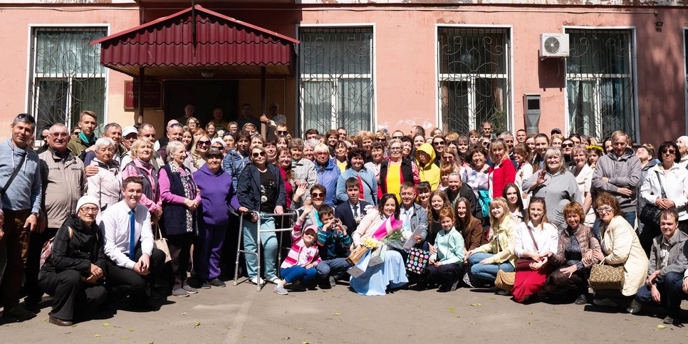 Pavel e Darya Kazadaev cercados por amigos no dia do veredicto