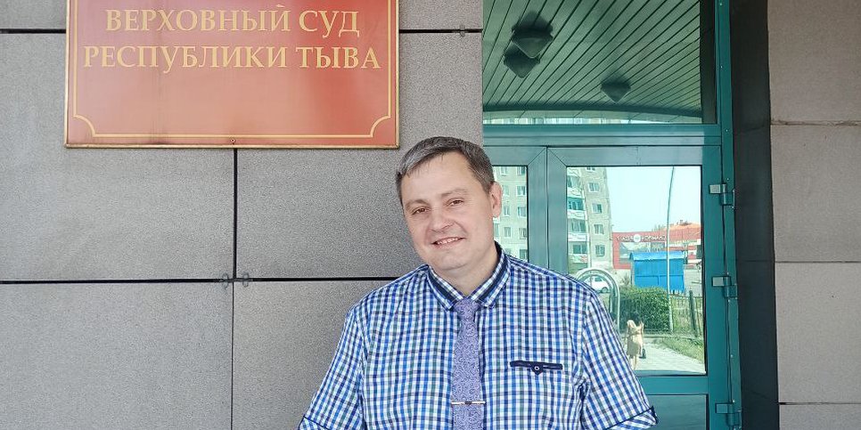 Anatoliy Senin cerca del Tribunal Supremo de la República de Tuva. Junio 2023