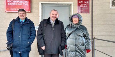 Sergey Kobelev, Evgeny Grinenko and Svetlana Yefremova at the courthouse. February 2023
