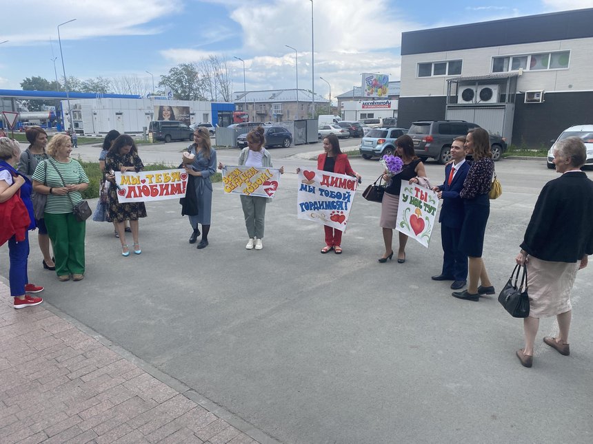 Les Amis des Doljikov le jour du prononcé de la sentence