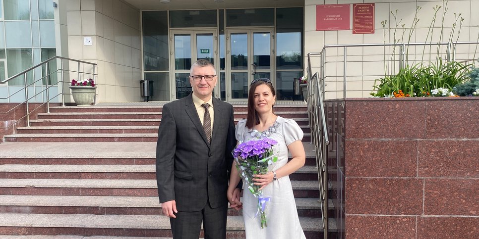 Dmitriy Dolzhikov mit seiner Frau Marina am Tag der Urteilsverkündung