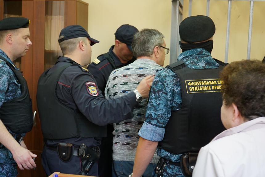 Анатолия Марунова уводят в наручниках после оглашения приговора