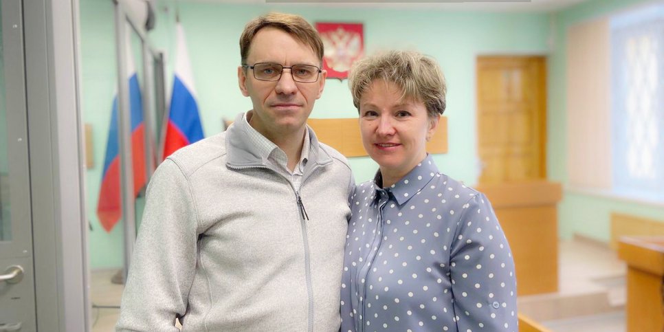 Denis Merkulov avec sa femme Natalia le 23 mars 2023, jour du verdict
