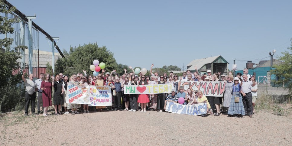 Freunde treffen Jurij Saweljew am Ausgang der Kolonie. Juli 2023