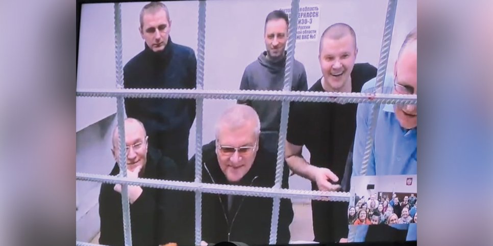 Moradores de Gukovo condenados por sua fé se comunicam por videoconferência com um grupo de apoio. janeiro de 2023