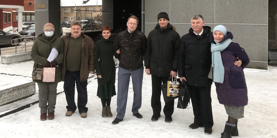 De gauche à droite : Dmitri Ravnouchtkine avec sa fille Anastasia, Maxime Amosov avec sa femme Maria, Mikhaïl Gordeev et Nikolaï Leshchenko avec sa femme Svetlana près du palais de justice. Novembre 2021