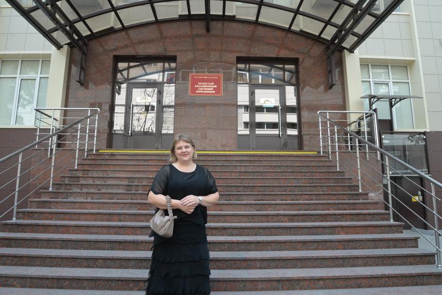 Evgeniya, la moglie di Aleksandr Nikolayev, si è recata a Krasnodar per ascoltare la decisione del tribunale nel caso di suo marito. Luglio 2023