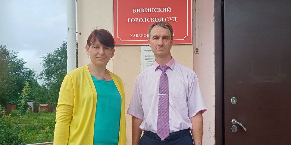 Olga Mirgorodskaya et Sergey Kazakov à l’entrée du tribunal de la ville. Août 2023