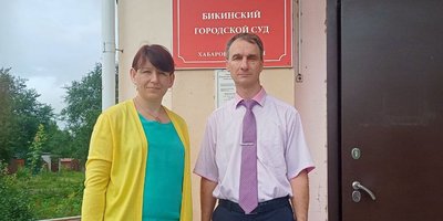 Olga Mirgorodskaya e Sergey Kazakov all&rsquo;ingresso del palazzo di giustizia della città. Agosto 2023