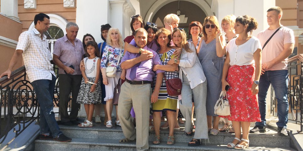 Valeri Tibiy vaimonsa, Aleksandr Skvortsovin vaimon ja heidän ystäviensä kanssa hovioikeudessa. Rostov-on-Don, elokuu 2023