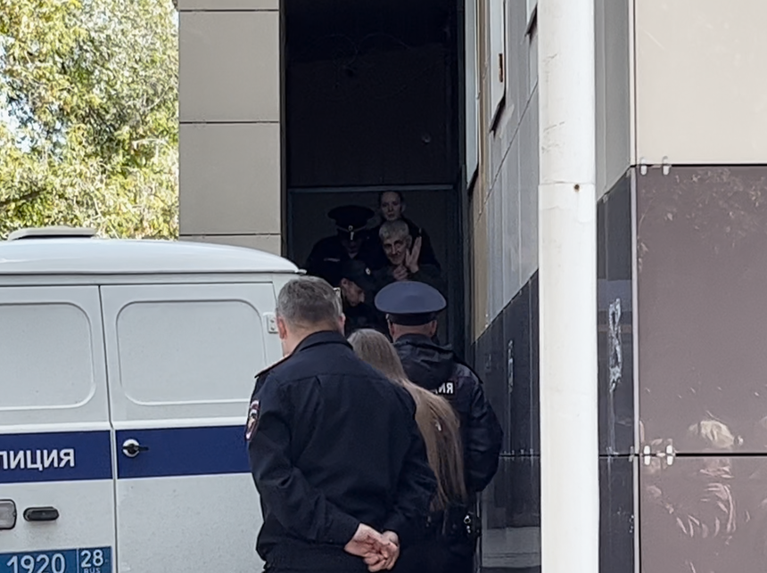 Осужденного Владимира Балабкина выводят из здания суда перед отправкой в СИЗО. Сентябрь 2023 г.