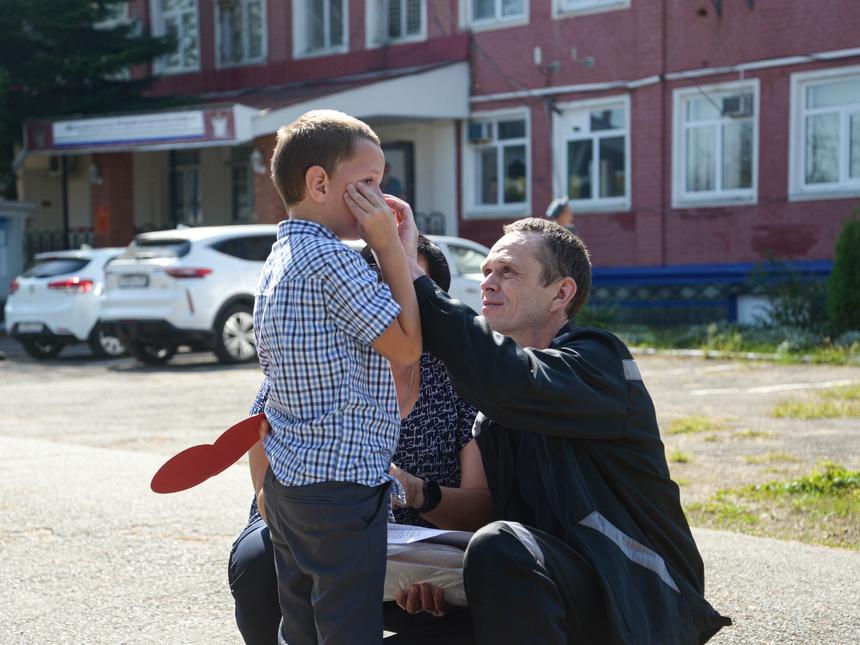 Максим Бельтиков вытирает слезы младшему сыну