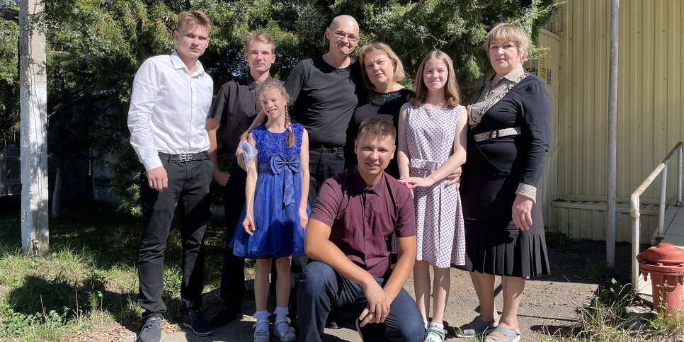 알렉산드르 니콜라예프(Aleksandr Nikolaev)와 그의 아내 예브게니야(Yevgeniya), 장모, 다섯 자녀와 함께 식민지 출구에 서 있다. 2023년 9월