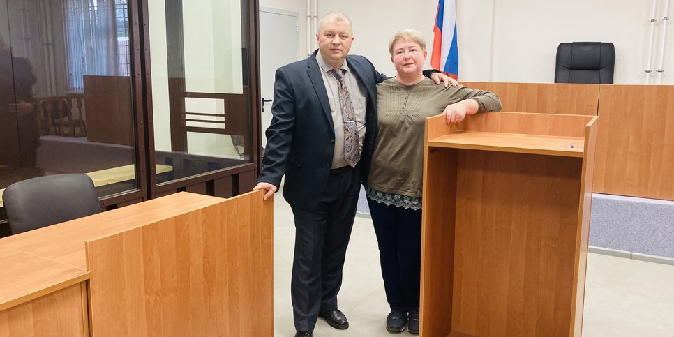 알렉세이와 옐레나 쿠프리야노프가 법정에 서 있다. 2023년 9월