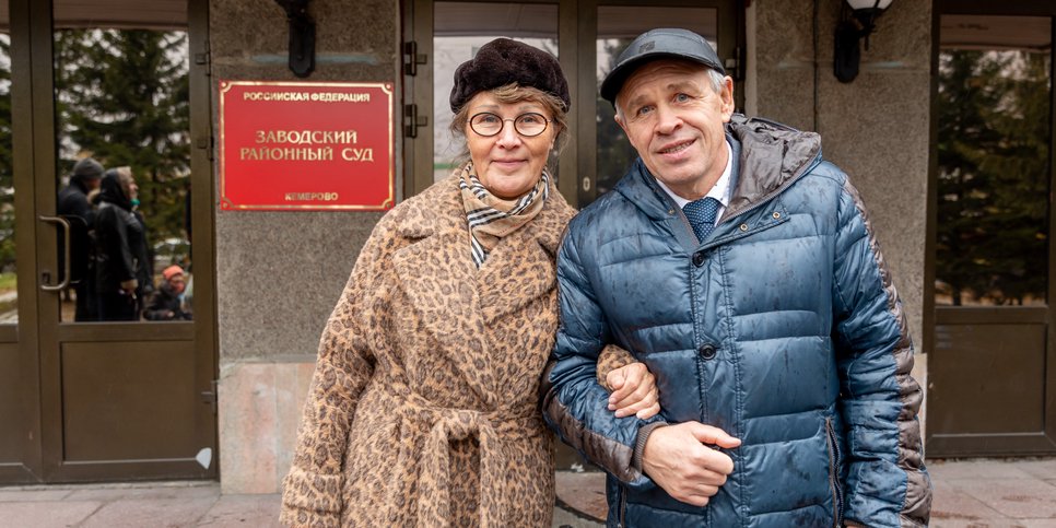 Vladimir Baykalov vaimonsa kanssa oikeustalon edessä