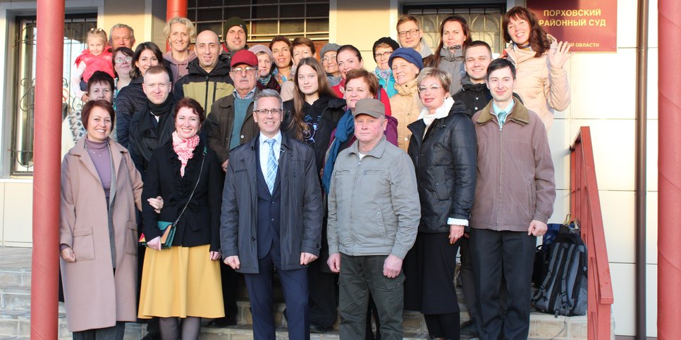 Alexey Khabarov com amigos perto do Tribunal Distrital de Porkhovsky da Região de Pskov, outubro de 2023