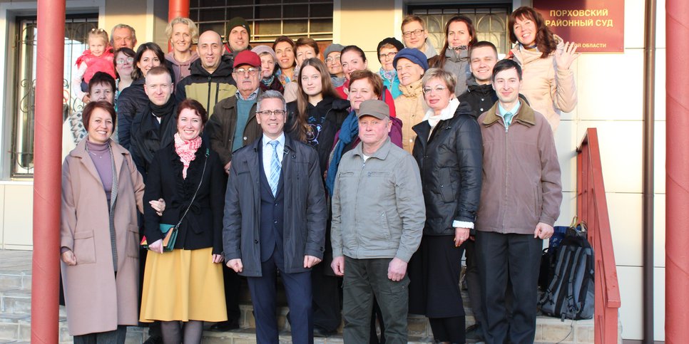 Aleksey Khabarov with friends near the Porkhovskiy District Court of the Pskov Region, October 2023