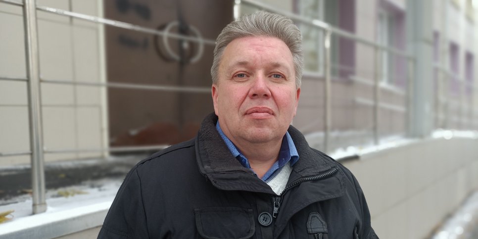 Evgeny Bushev vor dem Gebäude des Bezirksgerichts Kalininski der Region Tscheljabinsk, Oktober 2023