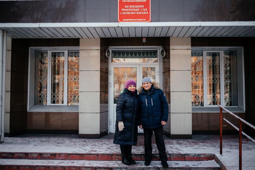 Tatyana ja Sergei Sushilnikov lähellä oikeustaloa. Marraskuu 2023.