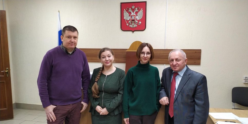 Jevgeni Godunov, Anzhela Putivskaya, Yuliya Popkova ja Gurami Labadze oikeussalissa. marraskuu, 2023