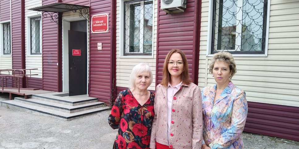 Galina Yatsik, Margarita Moiseyenko 및 Yelena Yatsyk는 Zeyskiy 지방 법원 근처에 있습니다. 2023년 9월.