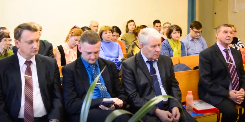Während des Glaubensprozesses hören die Angeklagten die Rede von Sergej Tjurin mit dem letzten Wort. November, 2023