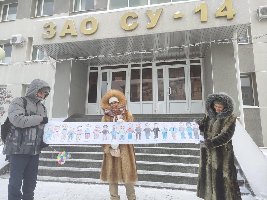 Freunde, die gekommen sind, um die Gläubigen bei 30 Grad Frost zu unterstützen