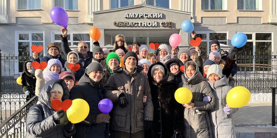 Vladimir Balabkin with family and friends in front of the Amur Regional Court, December 2023
