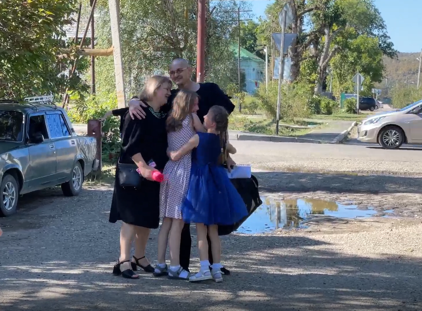 Alexandre Nikolaïev avec sa femme et ses filles après sa libération de la colonie