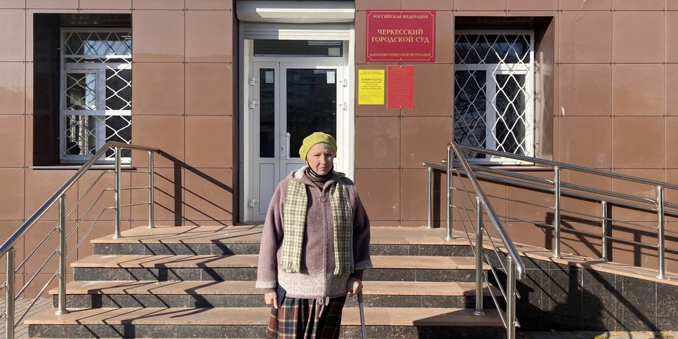 Yelena Menchikova near the court building in Cherkessk. November 2022