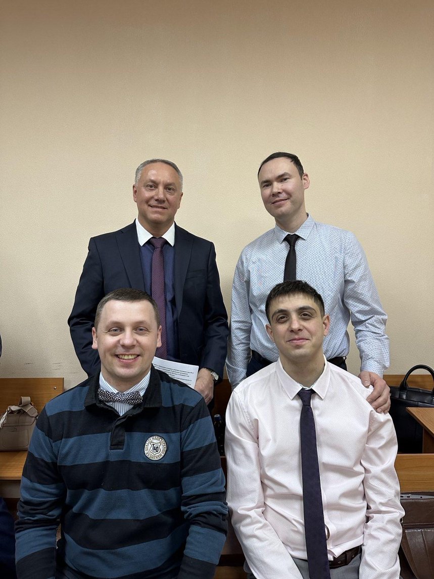 休憩中の法廷の被告