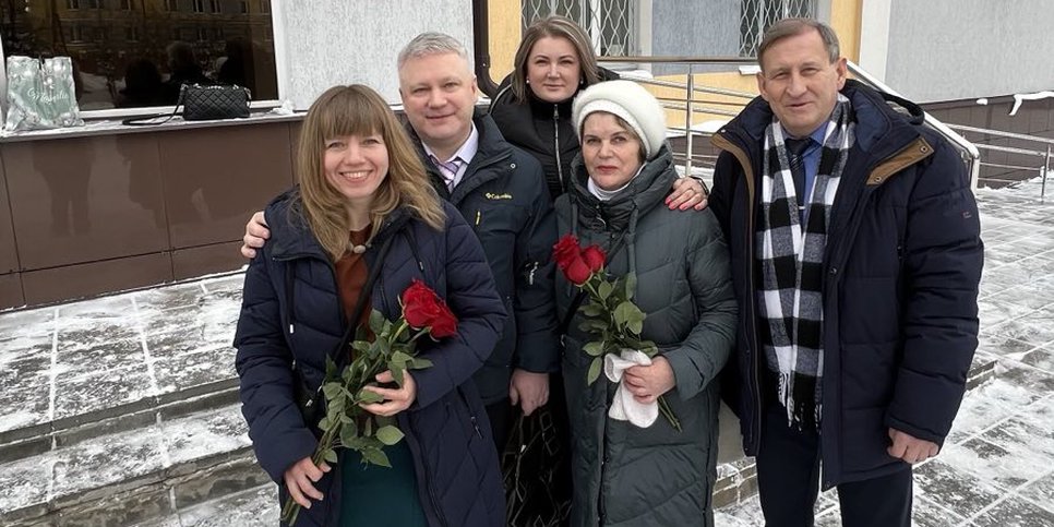 De gauche à droite : les Mikhalov, Svetlana Shishina, Svetlana Ryzhkova et Aleksey Arkhipov le jour du verdict