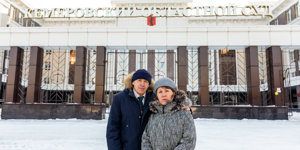 Vladimir Baykalov com sua esposa no dia do recurso, Kemerovo, 2024