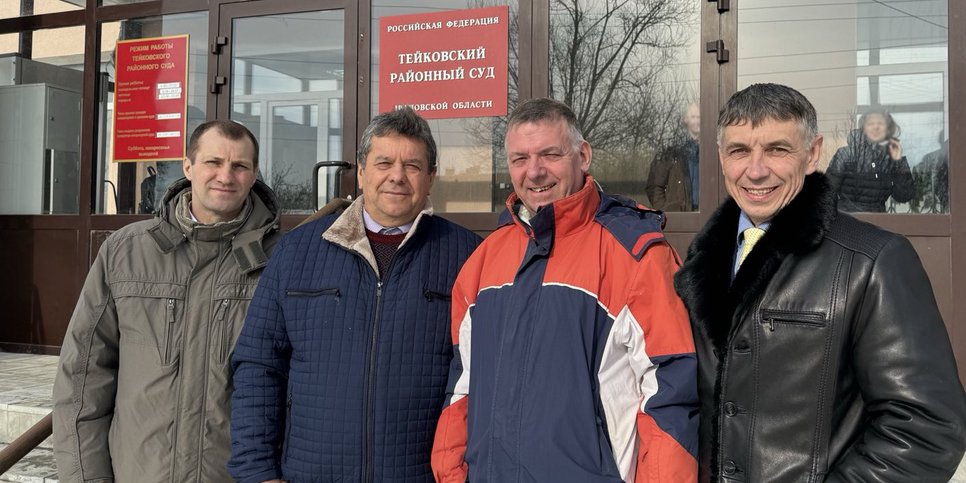 Sergey Galyamin, Vladimir Spivak, Anatoliy Lyamo e Alexander Vasichkin al palazzo di giustizia