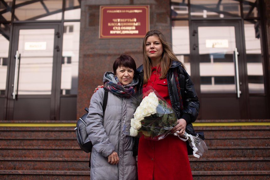Irina e Galina, mãe e esposa de Rinat Kiramov, em frente ao tribunal de cassação, março de 2024