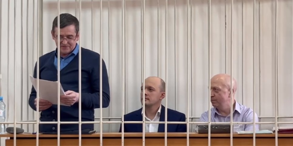 Sergei Kosyanenko, Rinat Kiramov ja Sergei Korolev oikeussalissa 13. huhtikuuta 2023