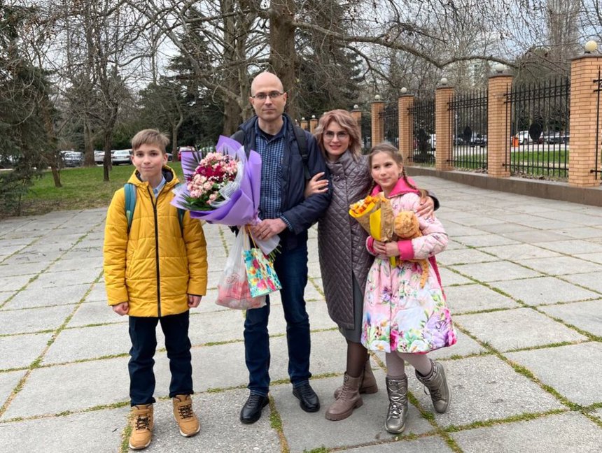 Taras e Darya Kuzo com seus filhos. março de 2024