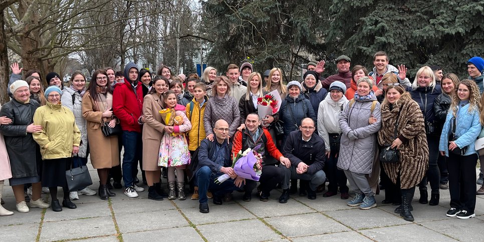 Personas preocupadas acudieron al edificio del tribunal para apoyar a los creyentes de Crimea condenados por su fe. Marzo 2024.