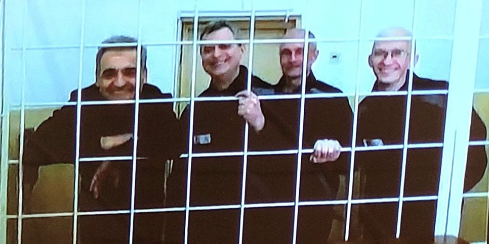 Da sinistra a destra: Alam Aliyev, Valeriy Kriger, Dmitriy Zagulin e Sergey Shulyarenko partecipano all'udienza in collegamento video il 27 marzo 2024