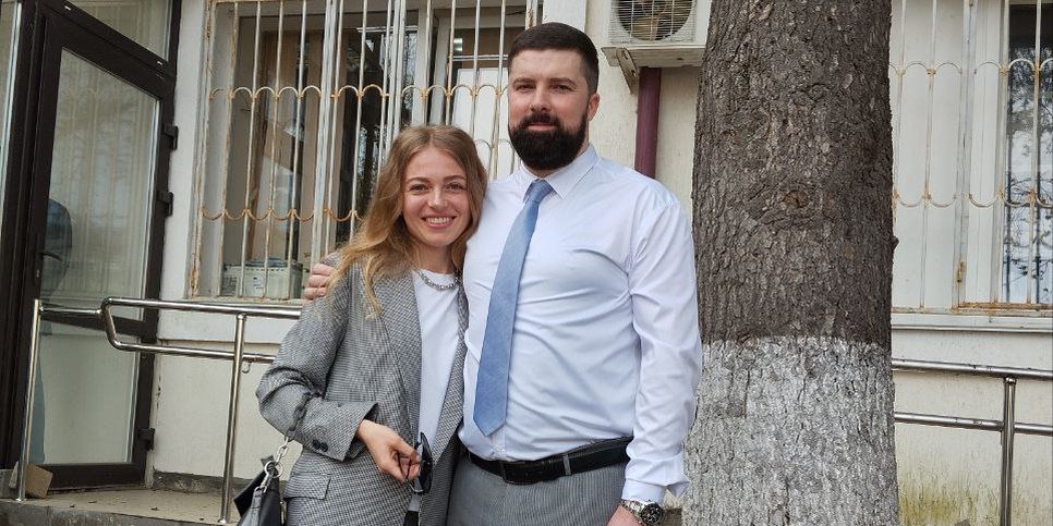 判決前の法廷付近のマクシム・ジンチェンコさんと妻のカリーナさん