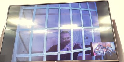 Yevgeniy Bushev, mentre è in custodia, partecipa all&rsquo;udienza in videoconferenza. 25 aprile 2024