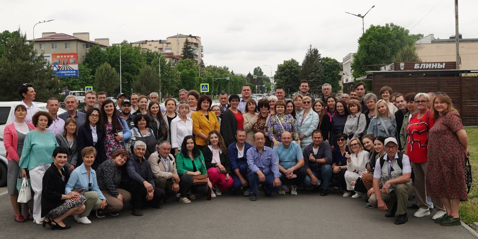 Kirill Gushchin y su esposa Svetlana rodeados de amigos. Mayo 2024